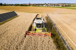 Latest tracking systems for agricultural PV applications will be presented at the "Intersolar Europe Special Exhibit Agrivoltaics<br />
© BayWa r.e.