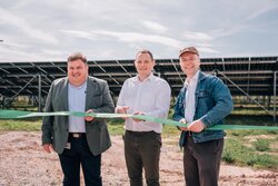 Feierliche Eröffnung der ersten Freiflächen-Photovoltaikanlage der Swisspower Renewables GmbH in Deutschland durch Sven Gregor (Landrat Hildburghausen), Lars  Hieke (CEO Swisspower Renewables AG) und Stefan Ullrich (Bürgermeister Gemeinde Veilsdorf) (v.l.<br />
© Swisspower Renewables GmbH