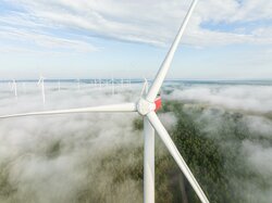 Zu sehen ist der von UKA projektierte Windpark Leeskow in Brandenburg, für den bereits Nordex-Anlagen eingesetzt wurden.<br />
© Flightseeing