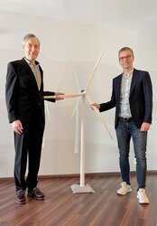 GIB-Geschäftsführer Karsten Jurgschat (li.) und UKA-West-Niederlassungsleiter Paul Hoffmann gehen zukünftig gemeinsame Wege bei der Projektierung von neuen Energieparks.<br />
© UKA