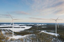 The approaches tested by VSB at the Juurakko hybrid park form the basis for the future 450 MW hybrid project in Puutionsaari<br />
© VSB Gruppe, Joona Mäki/Huuru Media