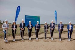 Together for a green future: Prominent representatives from business and politics at the groundbreaking ceremony for the Elster repowering wind farm<br />
© VSB Group