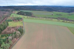 Blick auf einen Teil des geplanten Standorts des Windparks Pfaffenhausen (Hessen). Der Windpark wird aus fünf Anlagen mit einer Gesamtleistung von 36 MW bestehen.<br />
© VSB Gruppe