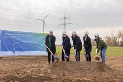 Symbolischer Spatenstich für den Repowering-Windpark Löberitz im Landkreis Anhalt-Bitterfeld: Vertreter aus Politik und Wirtschaft geben gemeinsam den Startschuss für den Bau des Projekts<br />
© VSB Gruppe/Benjamin Gierig