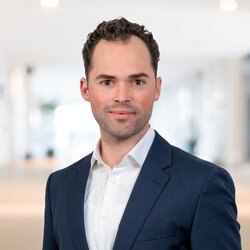 Frederic Wagner, Managing Director VSB Integrated Energy Solutions, signs for VSB Group On-Site PPA with Sealed Air: Rooftop PV System to Supply Green Energy for Packaging Production<br />
© VSB Group