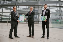 (v. l. n. r.): Michael Hahmann, Leiter Vertrieb VSB Holding GmbH, Wolfgang Saam, Geschäftsführer Klimaschutz-Unternehmen e.V., André Pasemann, Solutions Engineer VSB Holding GmbH<br />
© Patricia Haas