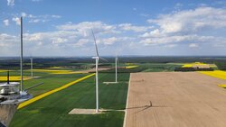 Der von VSB realisierte Windpark Baranów-Rychtal versorgt 36.000 polnische Haushalte mit Strom und ist ein wichtiger Schritt zur Erreichung der Ziele des Landes im Bereich der erneuerbaren Energien.<br />
© VSB Gruppe