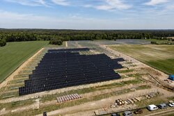 VSB präsentiert auf der Intersolar Europe Photovoltaikprojekte aus Deutschland, Italien und Polen. Dazu zählt der PV-Park Brzezinka mit 303 MWp kombiniert mit einem 106-MW-Batteriespeicher - eines der größten Solarprojekte Polens.<br />
© VSB Gruppe