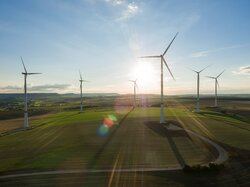 Nach der Inbetriebnahme im ersten Quartal 2024 wird der VSB-Windpark Vockenrod die hessische Energiewende kräftig voranbringen.<br />
© VSB Gruppe