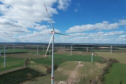 Die von VSB realisierte Vestas V-150 (4,2 MW) im Windpark Zernitz-Lohm erzeugt jährlich rund 15 GWh Strom und versorgt damit rund 3.750 Vier-Personen-Haushalte sicher, emissionsfrei und regenerativ mit Energie.<br />
© VSB Gruppe