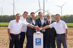 Green energy takes off: With the symbolic press of the buzzer, VSB inaugurates the Elster wind farm – one of the largest repowering projects in Europe<br />
© VSB Gruppe/Benjamin Gierig