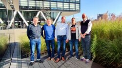 v.l. Wolfgang Sanders, Josef Marl, Oliver Klausch, Mayk Härtel und Nils Brümmer nach der Vertragsunterzeichnung<br />
© wpd windmanager GmbH & Co. KG 