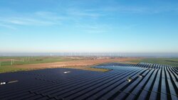 Das Bild zeigt den Solarpark Gerbstedt und im Hintergrund den Windpark Gerbstedt Repowering<br />
© wpd